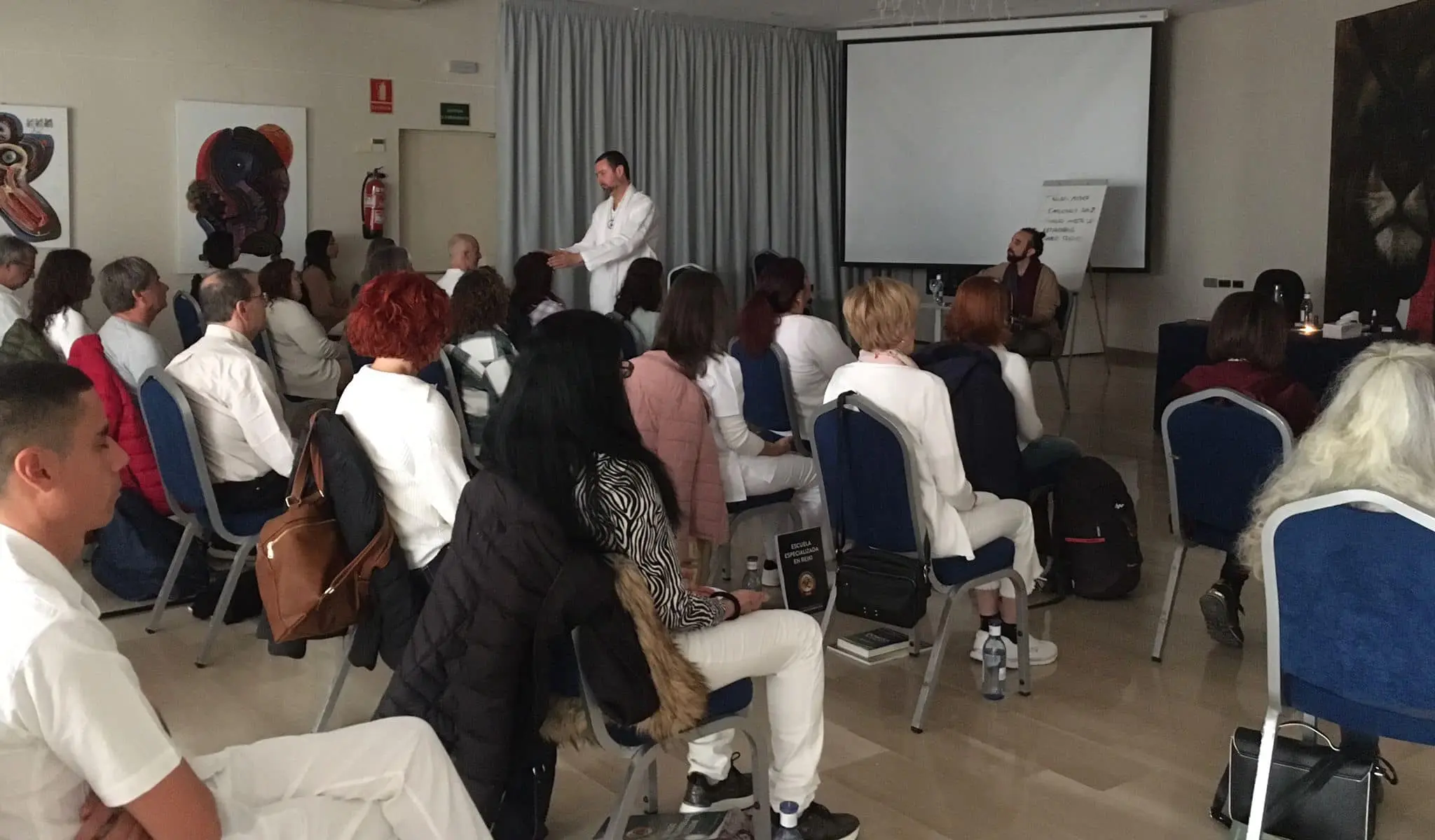 Formación de Reiki con alumnos en sala