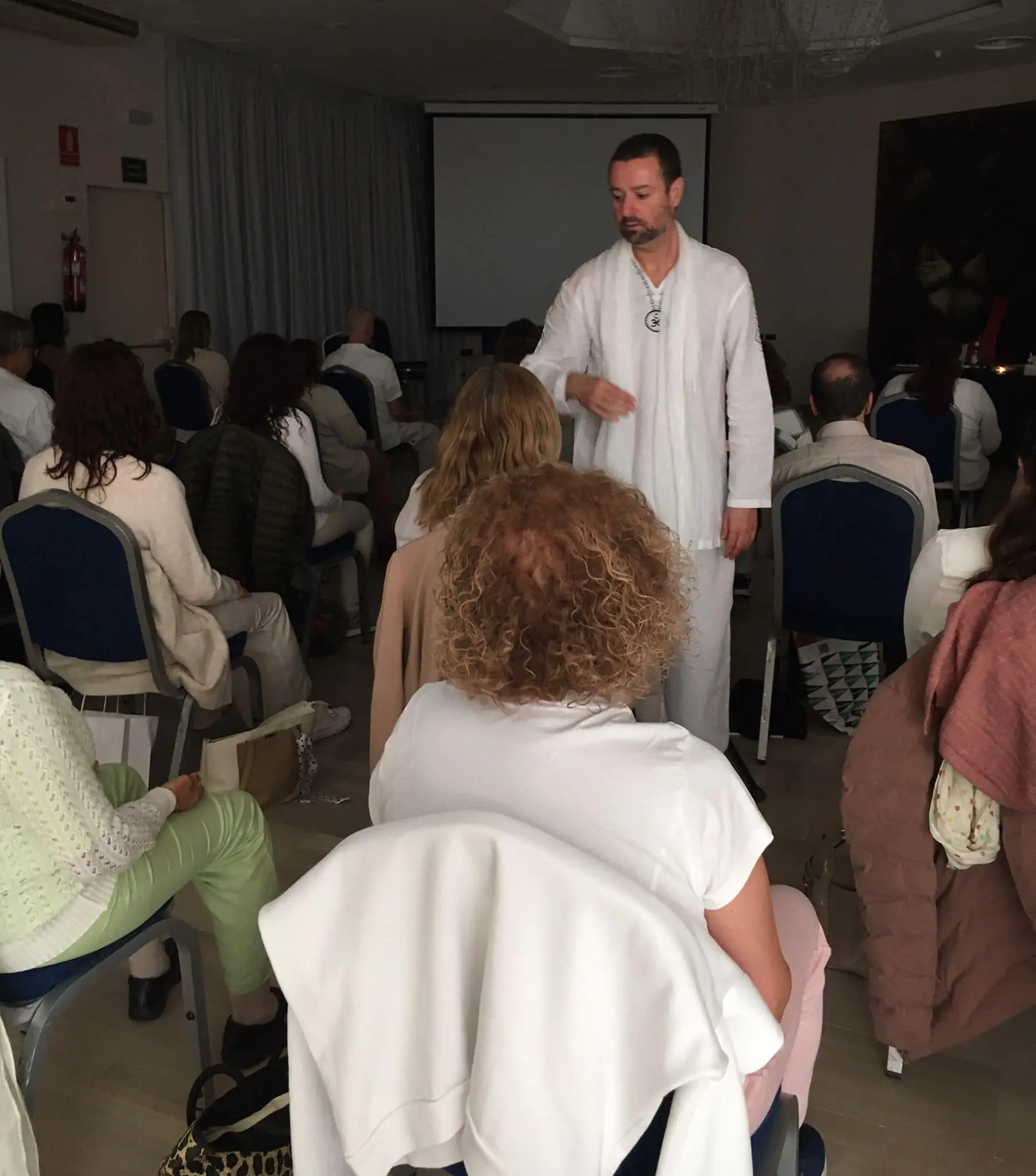 JavierMa enseñando Reiki con alumnos